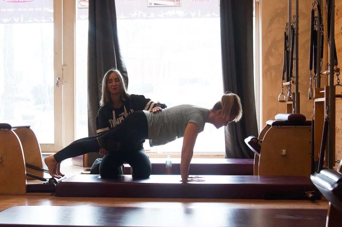 Clase personalizada de pilates en máquina dentro del estudio